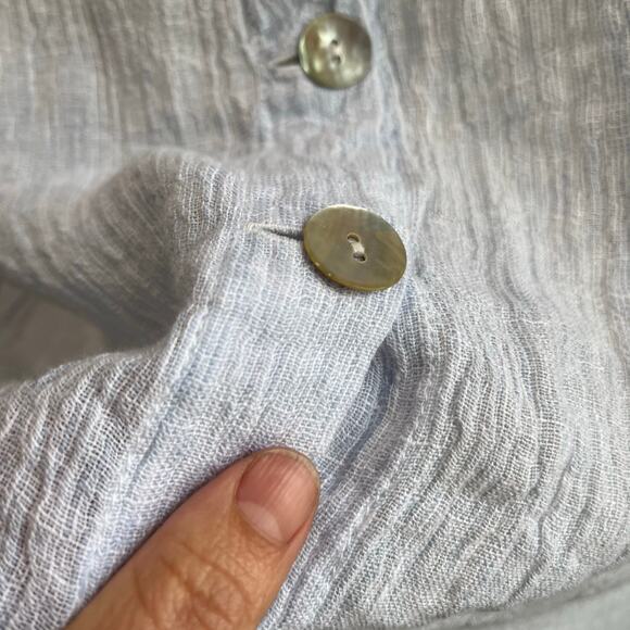 Tahari Linen Blouse Size S Light Blue Mother of Pearl Button Back Minimal Chic - Picture 6 of 6